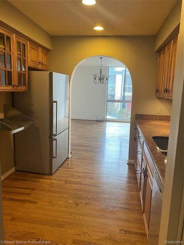 4043 W Maple Road 103, Bloomfield Hills, MI 48301