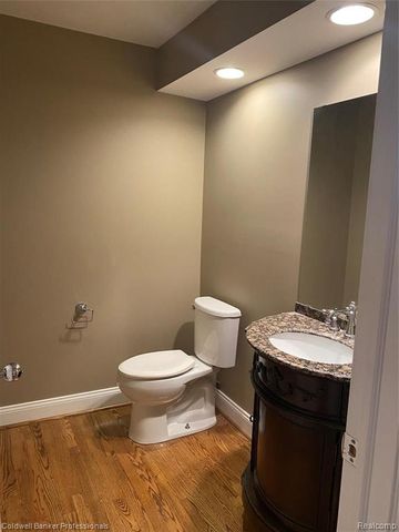 4043 W Maple Road 103, Bloomfield Hills, MI 48301