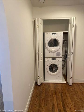 4043 W Maple Road 103, Bloomfield Hills, MI 48301