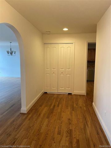 4043 W Maple Road 103, Bloomfield Hills, MI 48301
