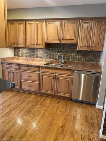4043 W Maple Road 103, Bloomfield Hills, MI 48301