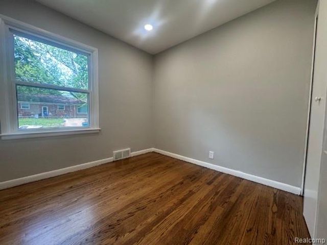 23545 Parklawn Street, Oak Park, MI 48237