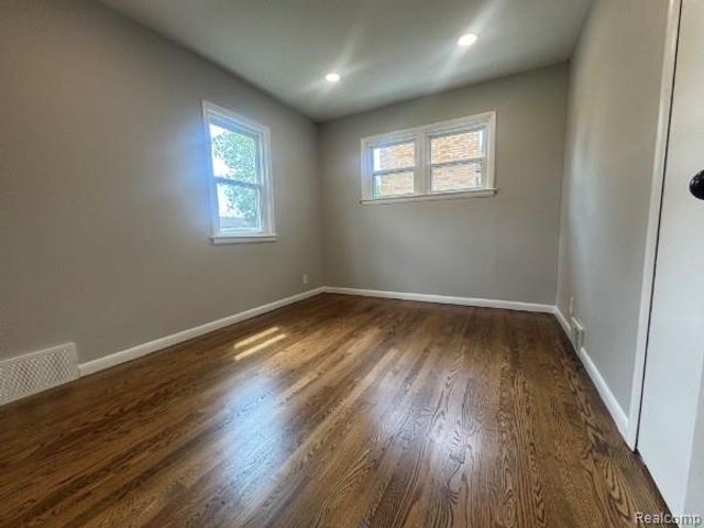 23545 Parklawn Street, Oak Park, MI 48237