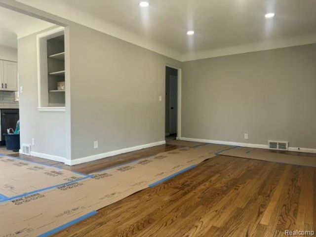23545 Parklawn Street, Oak Park, MI 48237
