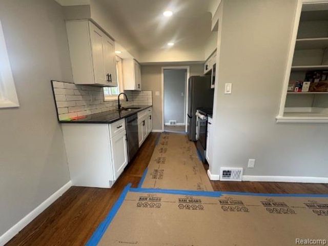 23545 Parklawn Street, Oak Park, MI 48237