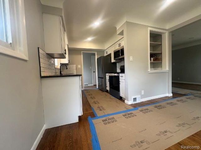 23545 Parklawn Street, Oak Park, MI 48237