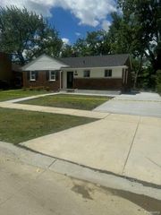 23545 Parklawn Street, Oak Park, MI 48237