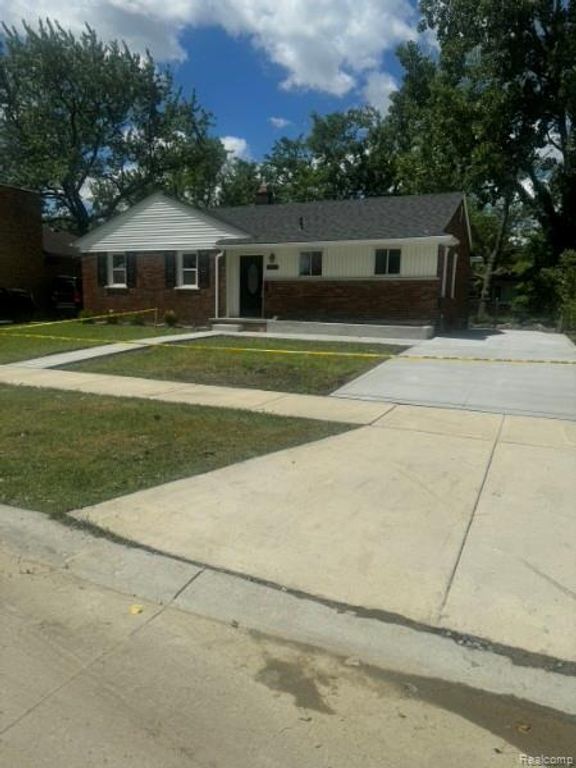 23545 Parklawn Street, Oak Park, MI 48237