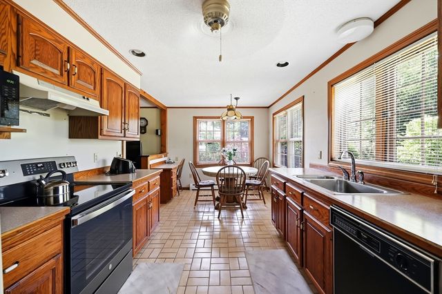 4 Ladyslipper Ln, Hadley, MA 01035