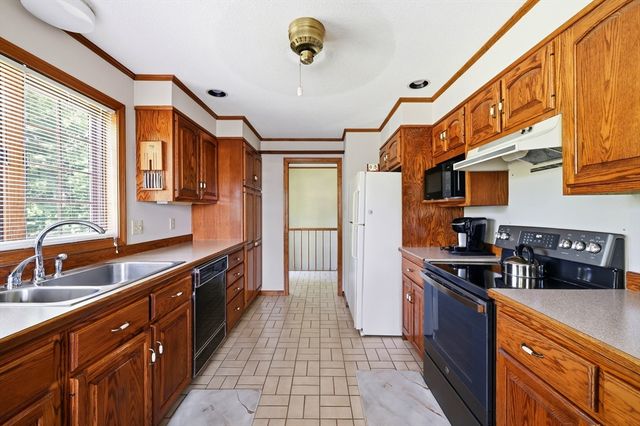 4 Ladyslipper Ln, Hadley, MA 01035