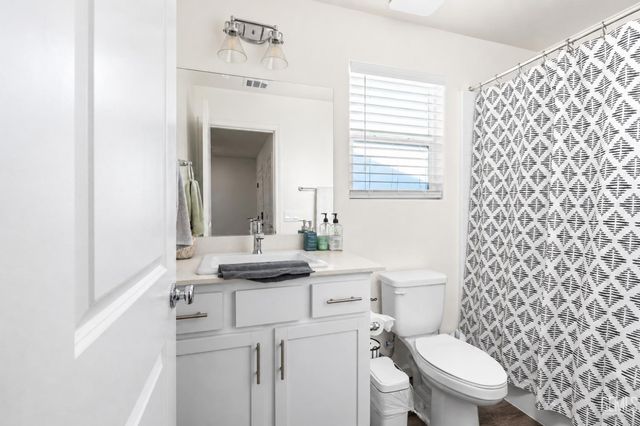 8611 Lacuna Coil Avenue, Bakersfield, CA 93311