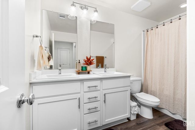 8611 Lacuna Coil Avenue, Bakersfield, CA 93311
