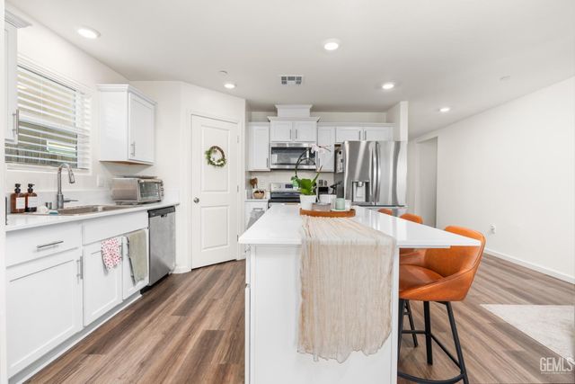 8611 Lacuna Coil Avenue, Bakersfield, CA 93311