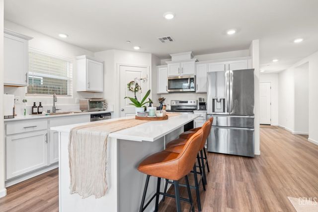 8611 Lacuna Coil Avenue, Bakersfield, CA 93311