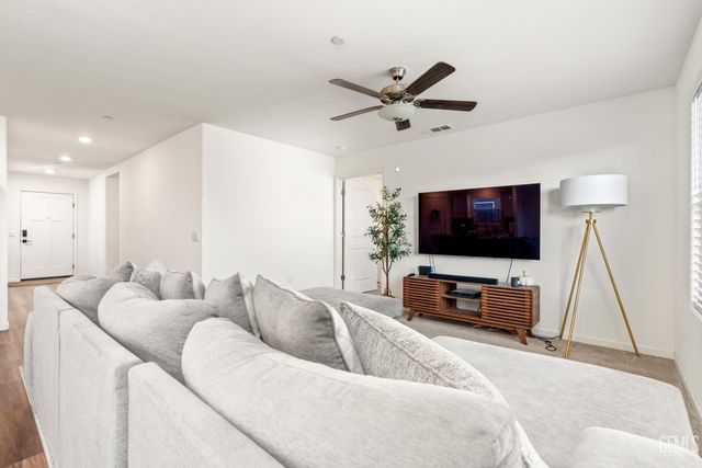 8611 Lacuna Coil Avenue, Bakersfield, CA 93311