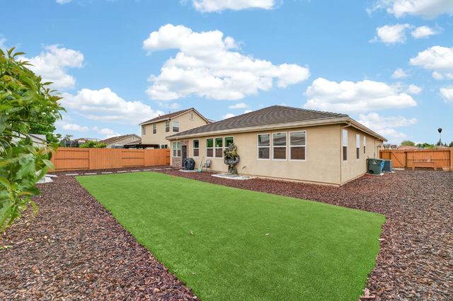 1139 Dry Gulch Trail Dr, Plumas Lake, CA 95961