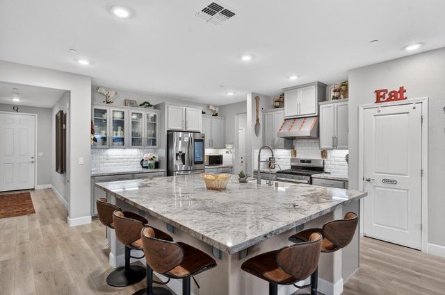 1139 Dry Gulch Trail Dr, Plumas Lake, CA 95961