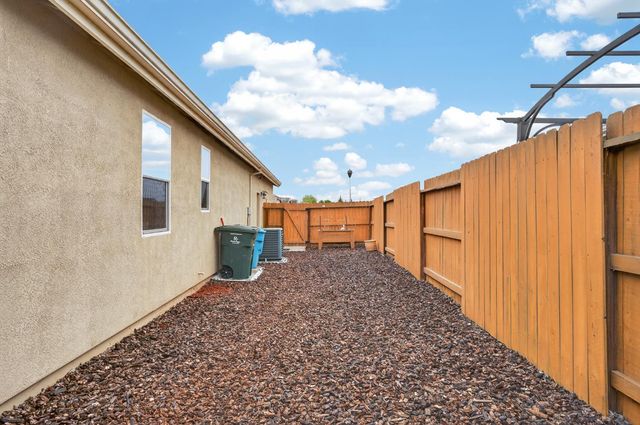 1139 Dry Gulch Trail Dr, Plumas Lake, CA 95961