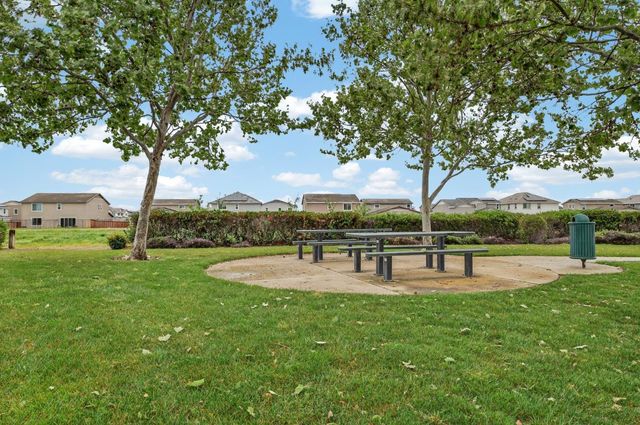 1139 Dry Gulch Trail Dr, Plumas Lake, CA 95961