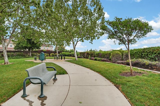 1139 Dry Gulch Trail Dr, Plumas Lake, CA 95961