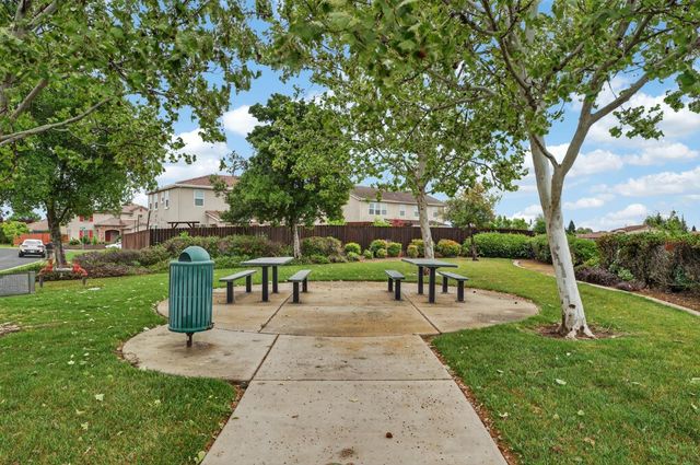 1139 Dry Gulch Trail Dr, Plumas Lake, CA 95961