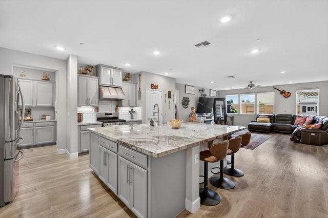 1139 Dry Gulch Trail Dr, Plumas Lake, CA 95961