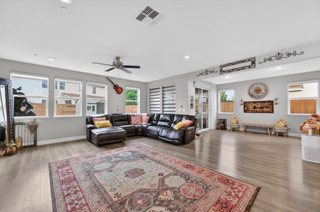 1139 Dry Gulch Trail Dr, Plumas Lake, CA 95961