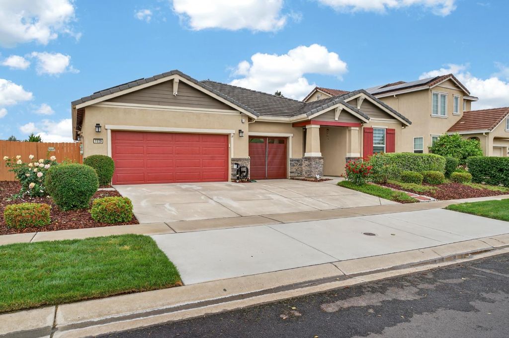 1139 Dry Gulch Trail Dr, Plumas Lake, CA 95961