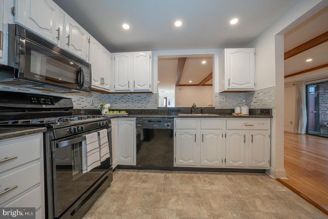504 MOUNTAINVIEW DR, Chesterbrook, PA 19087
