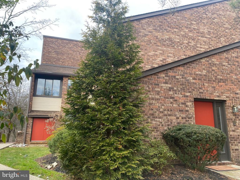 504 MOUNTAINVIEW DR, Chesterbrook, PA 19087