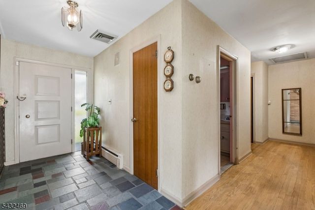 12 Clover Ct, Cedar Grove Twp., NJ 07009