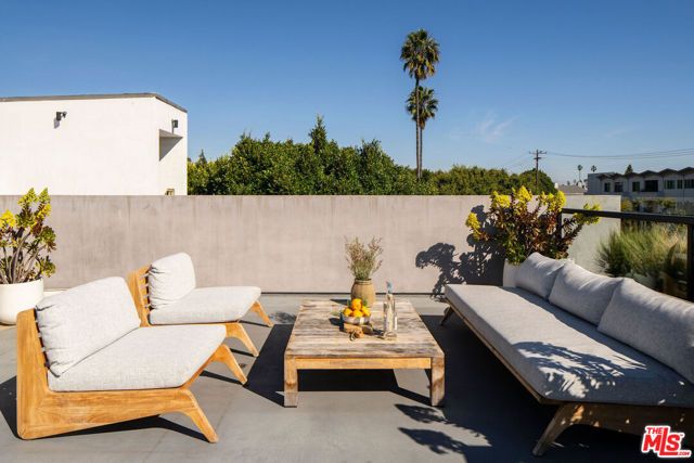 1329 California Avenue 102, Santa Monica, CA 90403