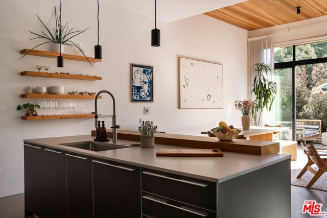 1329 California Avenue 102, Santa Monica, CA 90403