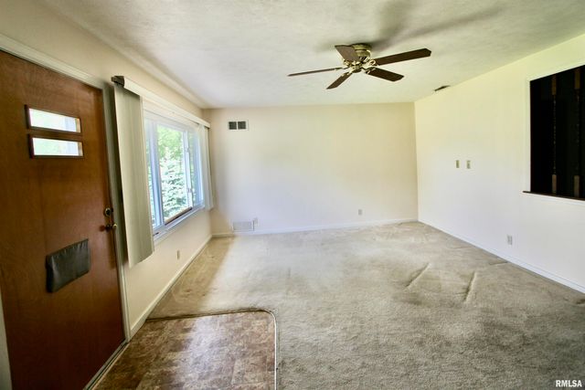 802 CRESTVIEW Drive, Washington, IL 61571