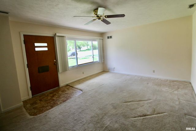802 CRESTVIEW Drive, Washington, IL 61571