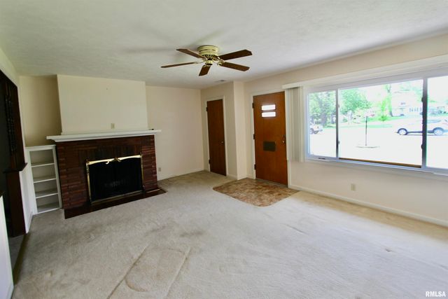 802 CRESTVIEW Drive, Washington, IL 61571