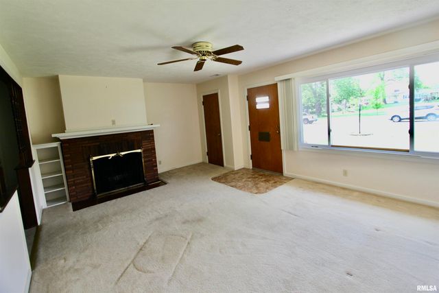 802 CRESTVIEW Drive, Washington, IL 61571