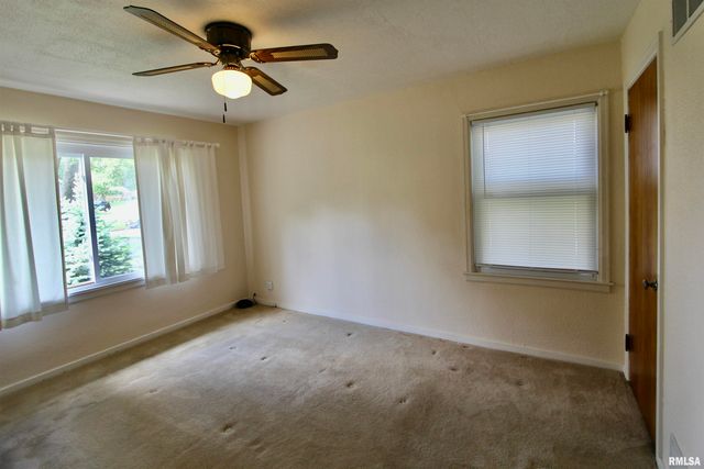 802 CRESTVIEW Drive, Washington, IL 61571