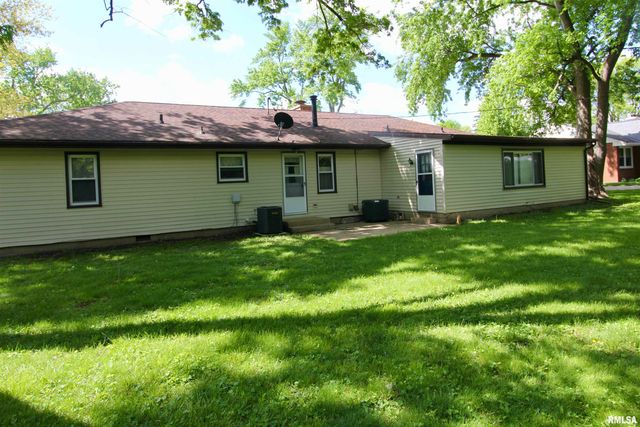 802 CRESTVIEW Drive, Washington, IL 61571