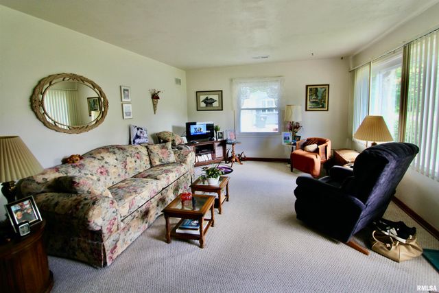 802 CRESTVIEW Drive, Washington, IL 61571