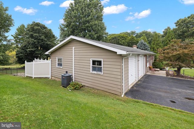 4851 BLUE HILL RD, Glenville, PA 17329