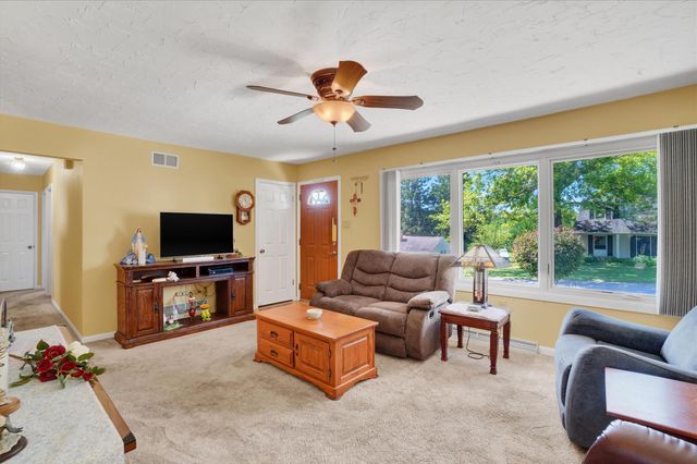6 WASHINGTON RD, New Freedom, PA 17349
