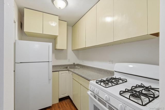 60-11 Broadway 4N, Woodside, NY 11377
