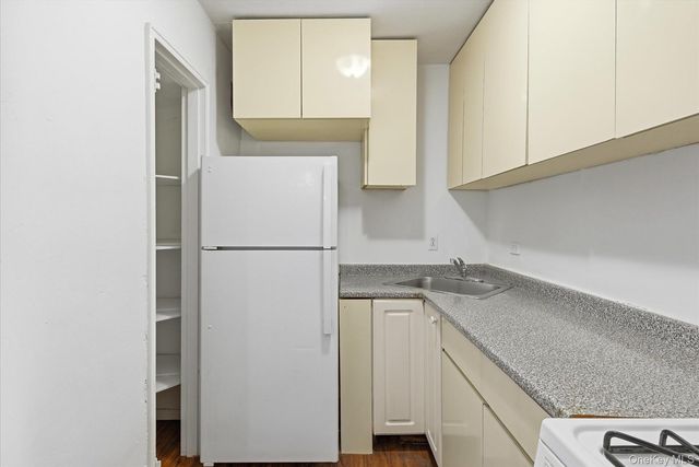 60-11 Broadway 4N, Woodside, NY 11377