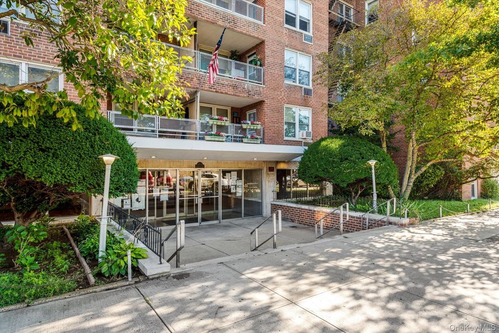 60-11 Broadway 4N, Woodside, NY 11377