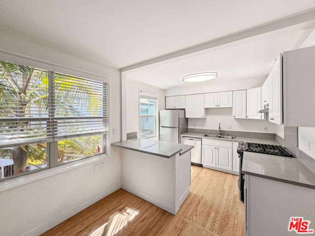 1216 N Crescent Heights Boulevard 18, West Hollywood, CA 90046