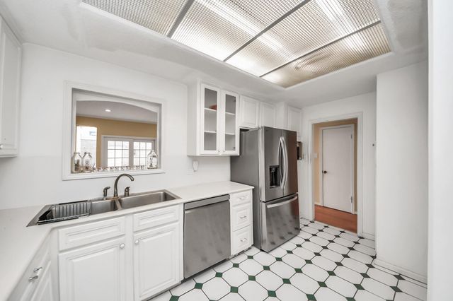 1734 S Gessner Road, Houston, TX 77063