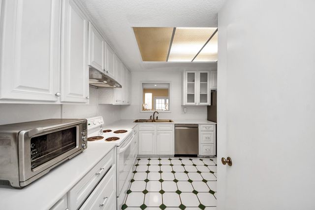 1734 S Gessner Road, Houston, TX 77063