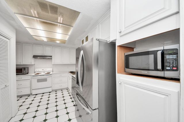 1734 S Gessner Road, Houston, TX 77063