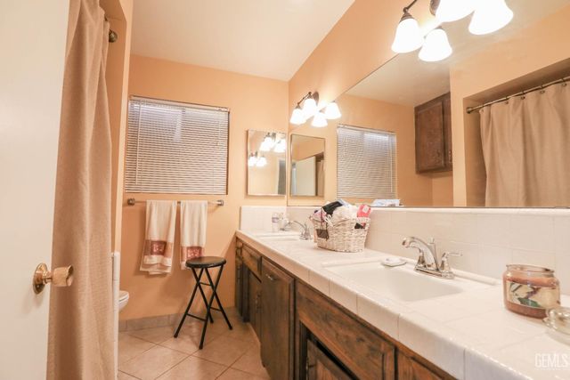 7605 Wide Loop Road, Bakersfield, CA 93309